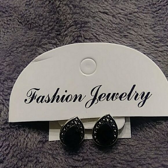 Jewelry - NWOT 3/$10🔥stud droplet earrings